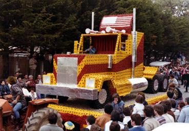 Iconographie - La fête des tulipes - Le tracteur routier