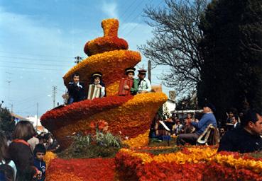 Iconographie - La fête des tulipes - Char avec des musiciens