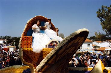 Iconographie - La fête des tulipes - Le char des reines