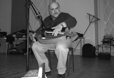 Iconographie - André Chauveau jouant de la vielle à roue à Luçon