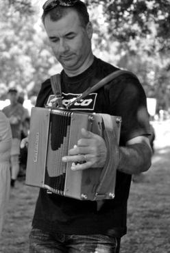 Iconographie - Vincent Palardy jouant de l'accordéon diatonique