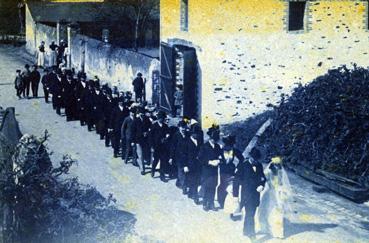 Iconographie - Cortège de noce devant l'école, rue de la Mairie