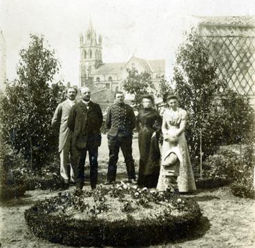 Iconographie - Pose dans le jardin, rue du Bocage