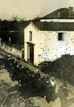 Iconographie - Cortège de noce près de l'école