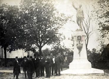 Iconographie - Personnalités près la statue de Villebois-Mareuil