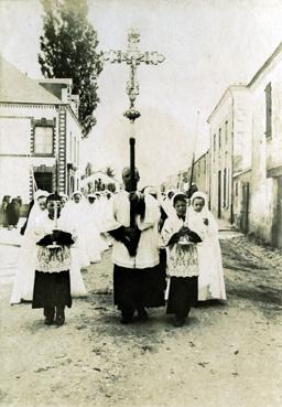 Iconographie - Début d'une procession au carrefour de l'église