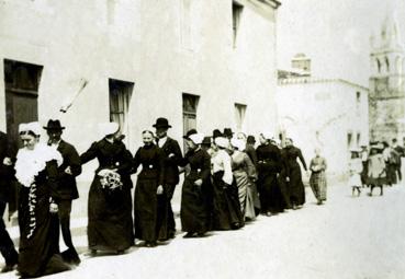 Iconographie - Noce en cortège, rue de Saint-Philbert