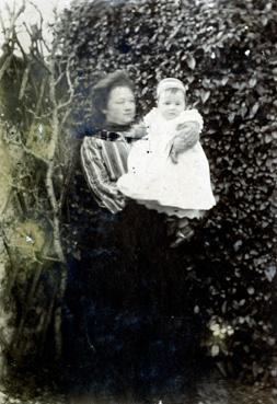 Iconographie - Femme avec un enfant dans les bras
