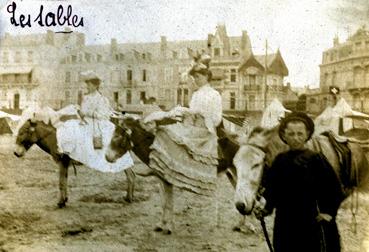 Iconographie - Femmes de Saint-Philbert-de-Bouaine à dos d'ânes