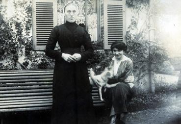 Iconographie - Jeune fille portant la coiffe locale