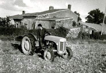 Iconographie - Edmond Douillard sur son tracteur, Badreau