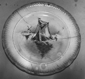 Iconographie - Assiette au motif d'une barque sous voile