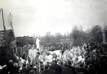 Iconographie - Rassemblement devant la chapelle de Siffraire