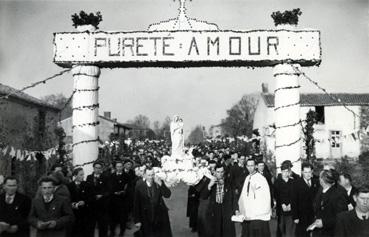 Iconographie - Mission de 1949 - Arc en l'en l'honneur de la Vierge, village de la Chevasse
