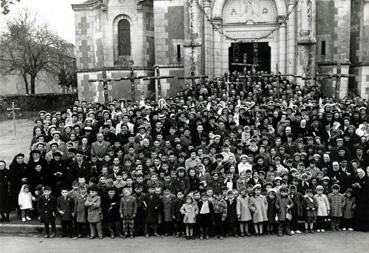 Iconographie - Mission de 1958 - Sur les marches de l'église