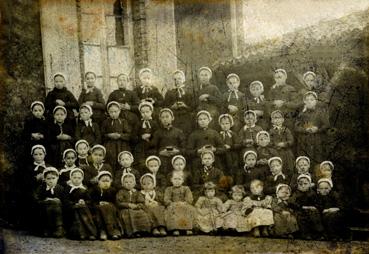 Iconographie - Classe de filles devant la maison Drouet