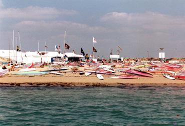 Iconographie - Planches à voile sur la plage au Centre nautique tranchais