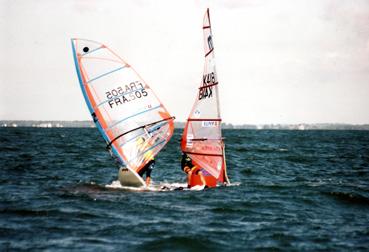 Iconographie - Deux planches à voile au coude à coude