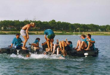 Iconographie - Groupe sur une barge sur le plan d'eau