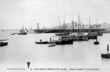 Iconographie - Bateaux de pêche à l'abri des jetées