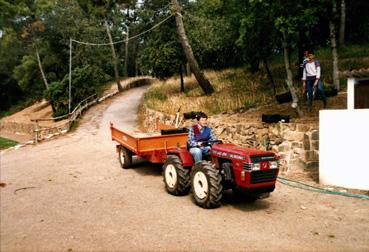 Iconographie - Les Floralies - Mini-tracteur utilisé par un élève