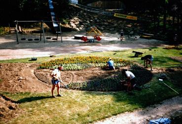 Iconographie - Les Floralies - Préparation d'un parterre