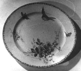Iconographie - Assiette avec un oiseau, deux papillons et un buquet