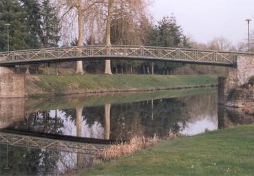 Iconographie - Passerelle piétonne sur le canal de Nantes à Brest