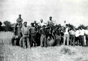 Iconographie - Arrivée du premier tracteur en commun à La Caillaudière aux Tireaux