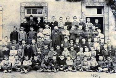 Iconographie - Pose devant l'école publique