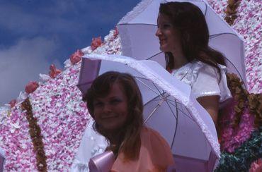 Iconographie - Char des reines de la Saint-Laurent - Défilé-cavalcade de la Saint-Laurent 1977