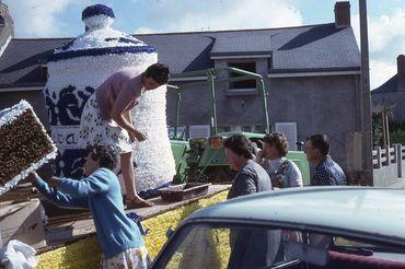 Iconographie - Fabrication d'un char pour le défilé-cavalcade de la Saint-Laurent 1977