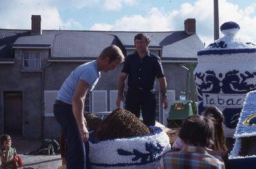 Iconographie - Fabrication d'un char pour le défilé-cavalcade de la Saint-Laurent 1977