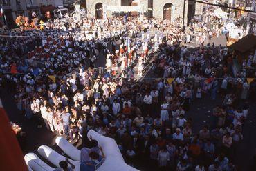 Iconographie - Foule lors du défilé-cavalcade de la Saint-Laurent 1980