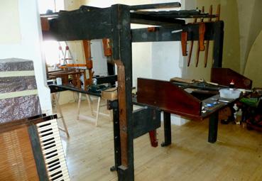 Iconographie - Le facteur d'orgues Martin Renshaw installant l'instrument à l'église