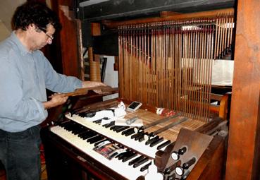 Iconographie - Le facteur d'orgues Martin Renshaw installant l'instrument à l'église