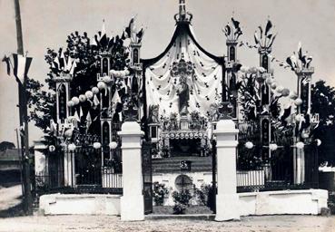 Iconographie - Le calvaire de la mairie avec un reposoir de Fête-Dieu