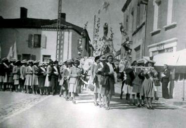 Iconographie - La confrèrie des jeunes filles en cortège