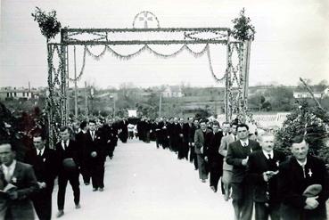 Iconographie - Mission du 12 mars 1950 -  Cortège des hommes