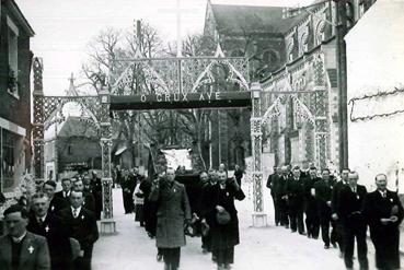 Iconographie - Mission du 12 mars 1950 - Porteurs du Christ sous l'arc "O Crux vé"