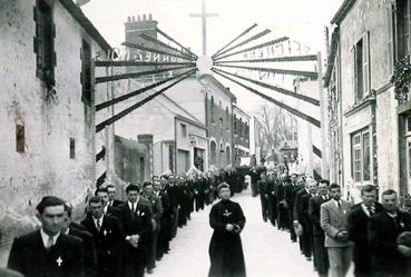 Iconographie - Mission du 12 mars 1950 -  Les hommes dans une rue