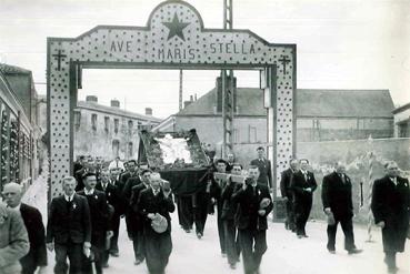 Iconographie - Mission du 12 mars 1950 - Les porteurs sous l'arc 