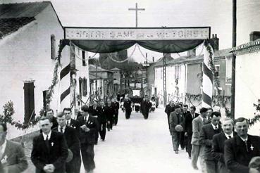 Iconographie - Mission du 12 mars 1950 - Sous l'arc "A notre Dame de La Victoire"