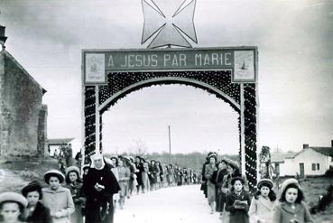 Iconographie - Mission du 12 mars 1950 - Sous l'arc "A Jésus par Marie"