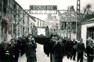 Iconographie - Mission du 12 mars 1950 - Sous l'arc "O Crux avé"