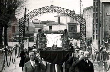 Iconographie - Mission du 12 mars 1950 -  Les porteurs près de la chapelle de la Victoire
