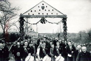 Iconographie - Mission du 12 mars 1950 - Les tambours ouvrant le cortège