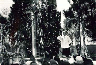 Iconographie - Mission du 12 mars 1950 -  Le prédicateur au pied du calvaire