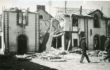 Iconographie - Cour Bricaud après le bombardement du 17 juin 1940