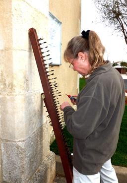 Iconographie - Le facteur d'orgues Martin Renshaw installant l'instrument à l'église